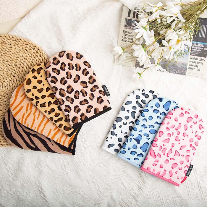 Leopard-print tanning mitt (pink)